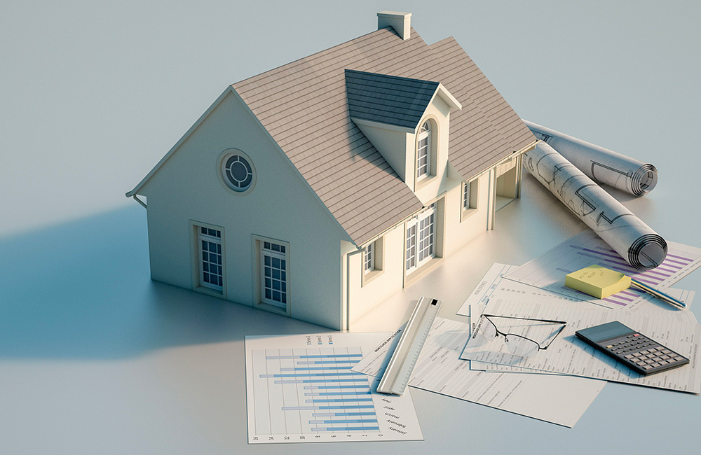 Modello di una casa accanto a disegni tecnici, planimetrie e un computo metrico